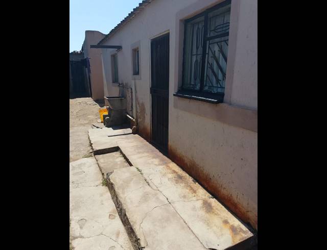 2 BEDROOM HOUSE FOR SALE IN LIFATENG